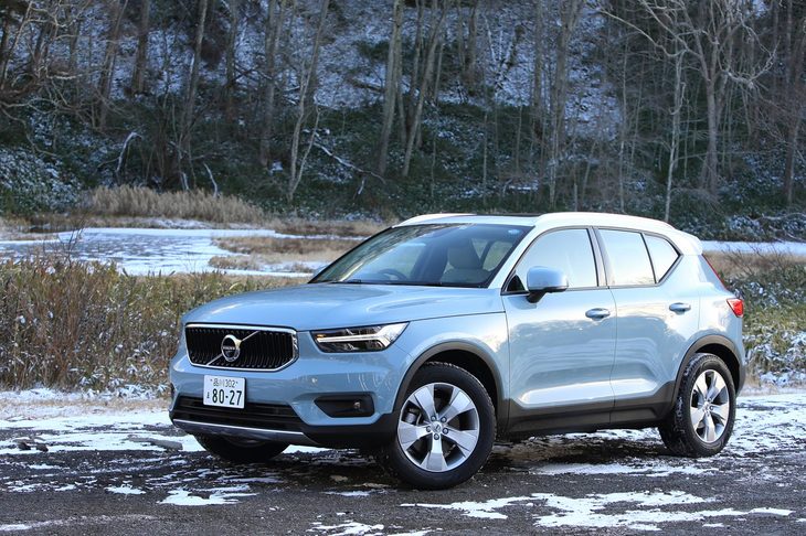 鬼押ハイウェーを通り、万座ハイウェーに入ると、料金所の方が「ここからしばらく走ったら雪だから、気をつけて」と声をかけてくれました。実際、道の脇の駐車場や休憩スペースには、ちらほらと雪の姿が。