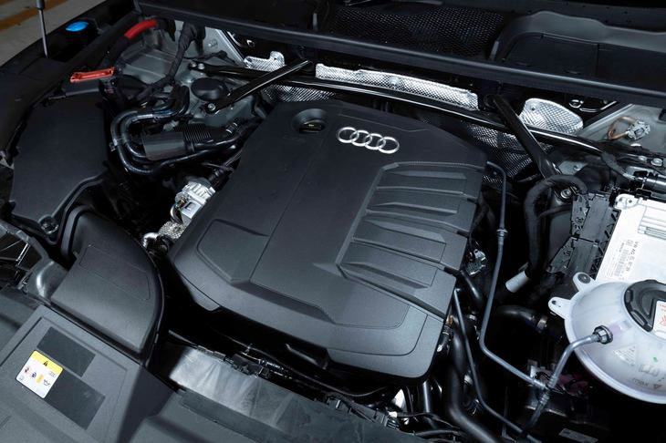 新型の2リッター直4ディーゼルターボエンジンは、従来型より14PSの出力向上を実現。また今回のマイナーチェンジで、ガソリン車、ディーゼル車ともに12Vの電動アシスト機構が装備された。