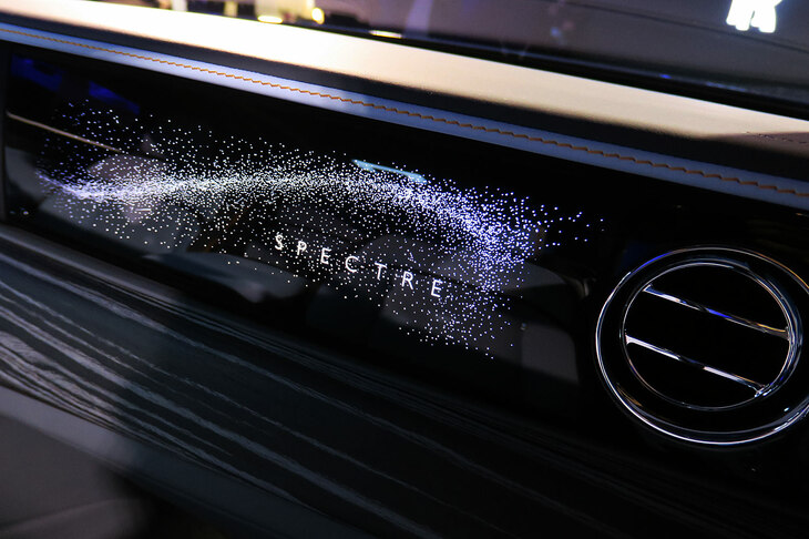 ロールス・ロイス・スペクター プロフェシー（イルミネーテッド・ファシア）