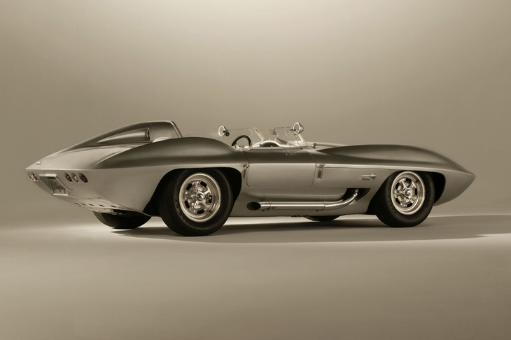 1959年に発表された「スティングレイ レーサー」。かつては日系人デザイナーのラリー・シノダ氏がデザインしたといわれていたが、現在はGMのデザイン部門副社長であったビル・ミッシェル氏の下で才能を発揮したピート・ブロック氏の主導によるものという説が一般化している。