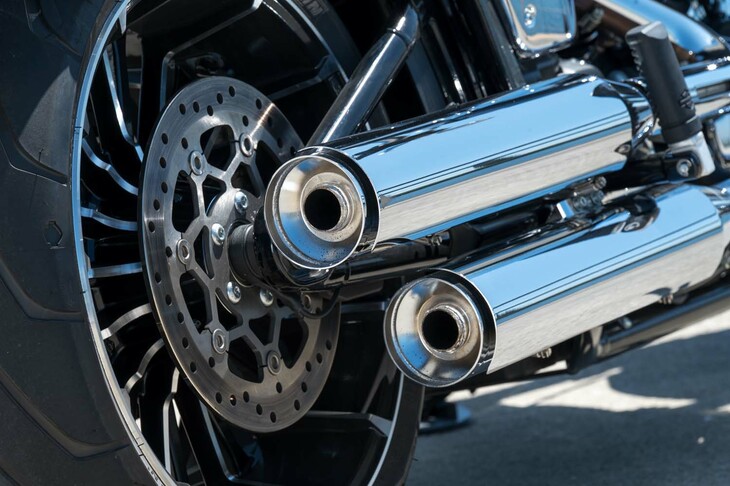 デザイン的にも大きな存在感を放っている、2バレルのマフラー。2 into 2の排気レイアウトでハイフローを実現している。