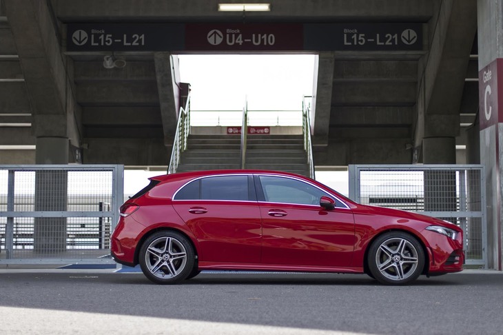 
	日本では2018年10月に発売された新型「Aクラス」。まずは1.33リッターのガソリンターボのみが導入され、半年後の2019年3月にディーゼル車「A200d」の注文受け付けがスタートした。
	