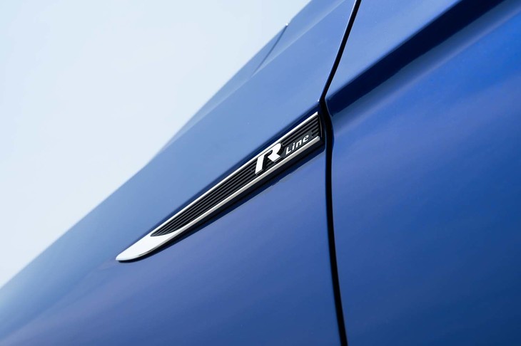 ボディーサイドには「R Line」のオーナメントがレイアウトされる。