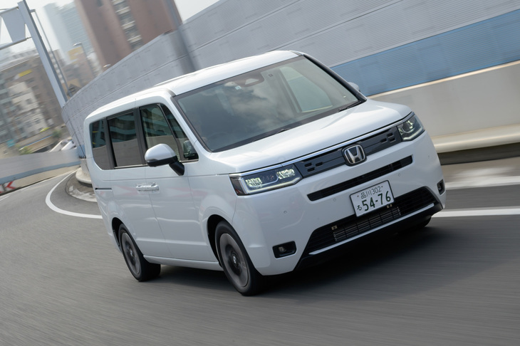 燃費性能はガソリン車が13.1～13.9km/リッターで、「e：HEV」が19.5～20.0km/リッター。カタログ上の数字は従来型とほぼ同じだが、開発者いわく「実燃費は改善している」という。（写真：向後一宏）