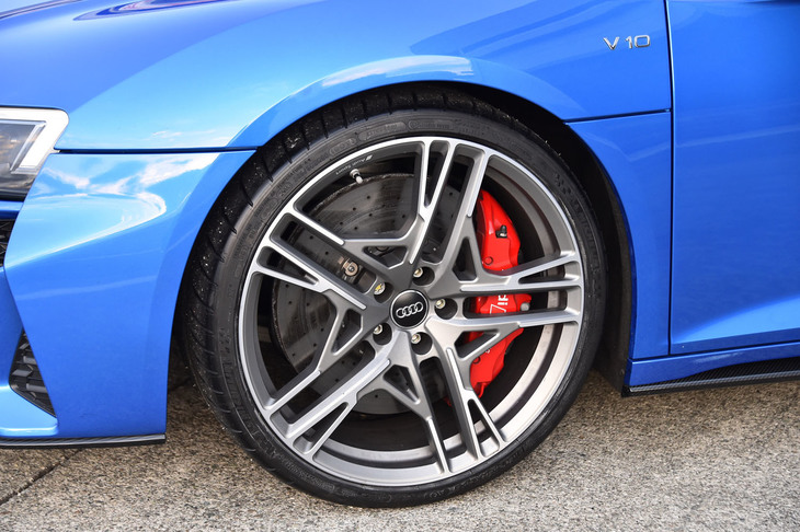 細いスポークの向こうに見える、巨大な赤いキャリパー。利きのよさや自然な制動の立ち上がりに加え、精緻ですっきりとした操作フィールにも驚かされた。