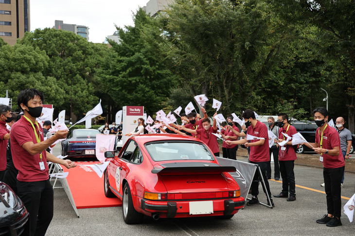 スタッフから盛大な歓迎を受ける、ウイングを装着した1989年「911カレラ」。