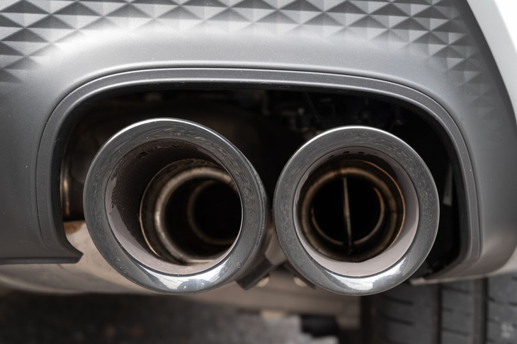 オプションのスポーツエキゾーストシステム。ドライブモードなどに応じて外側のエキゾーストパイプのバタフライが開き、排気効率を高めるとともに刺激的なサウンドを発するようになる。