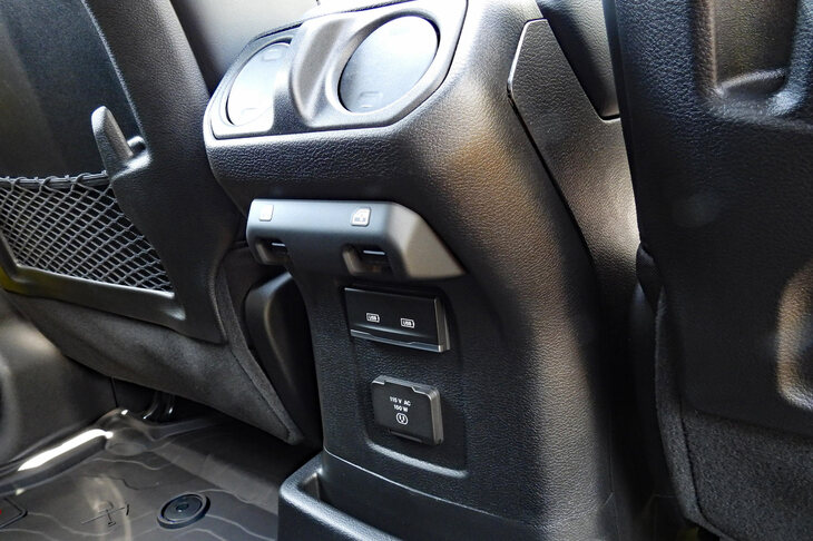 ジープ・ラングラー アンリミテッド ルビコン ハイベロシティー（リアシート用コンソール）