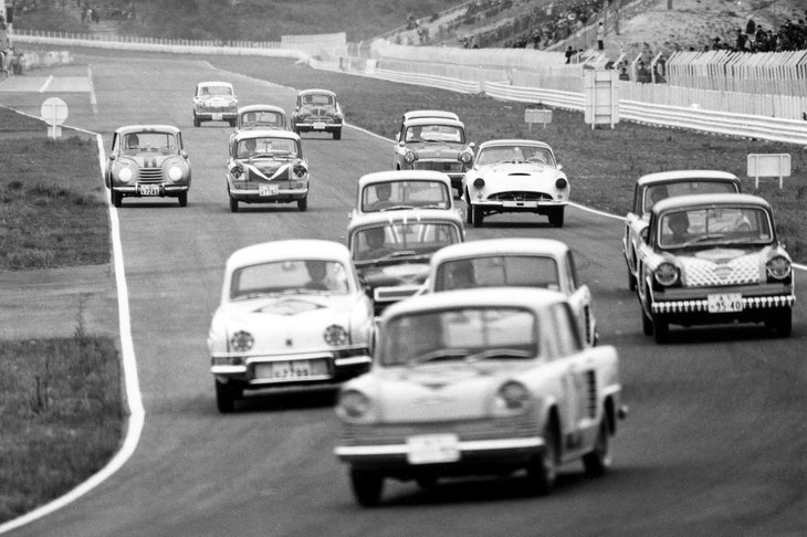 第1回日本グランプリは、戦後の日本で行われた初の本格四輪レースとされている。写真は「日野コンテッサ」や「ルノー・ドーフィン」「DKW1000」などで競われたC-IIIクラスのレースの様子。