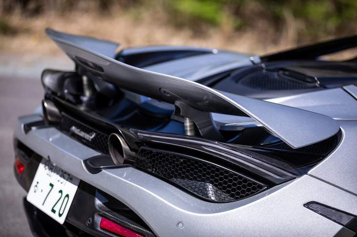 速度に応じて自動的に立ち上がる、ボディー幅いっぱいの大型アクティブスポイラーを標準装備。高速域での空力性能を向上させるほか、急ブレーキの際にはエアブレーキとしても機能する。