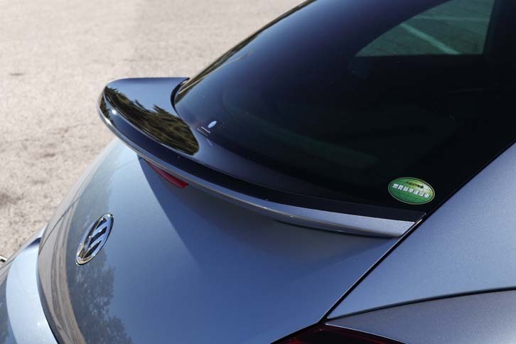 つやのあるブラックでペイントされたリアスポイラー。2リッターの「ザ・ビートル2.0 Rライン」とは異なるものが装着されている。