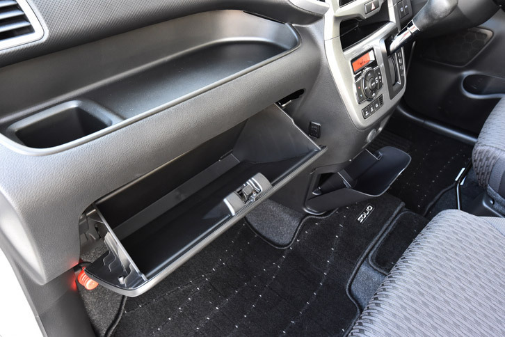 充実した収納スペースや、前後席間のウオークスルーが可能なシートレイアウトなど、車内の利便性はフルハイブリッドシステム搭載車でも犠牲になっていない。