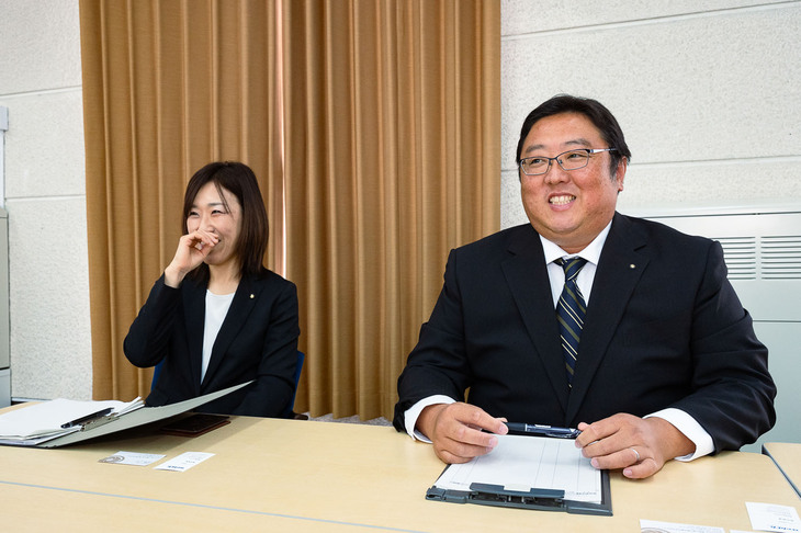 今回、お話をうかがった小杉好香さん（写真向かって左）と竹尾久幸さん（同右）。商品企画のあくなきリサーチと、難しい要望にも応える内装設計のアイデアの引き出しがあって、新型「スペーシア」は誕生したのだ。