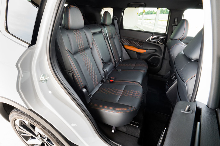 1列目シートと2列目シートのタンデムディスタンス（ヒップポイント間の距離）は903mmで、三菱いわく「2列目シートはクラストップレベルの足元スペースを実現している」という。