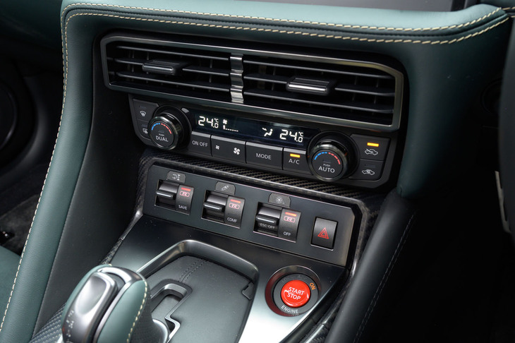 いわゆるドライブモードセレクターは備わっておらず、シフトセレクター前方のスイッチでトランスミッションと足まわり、「VDC-R」を個別にセッティングできる。