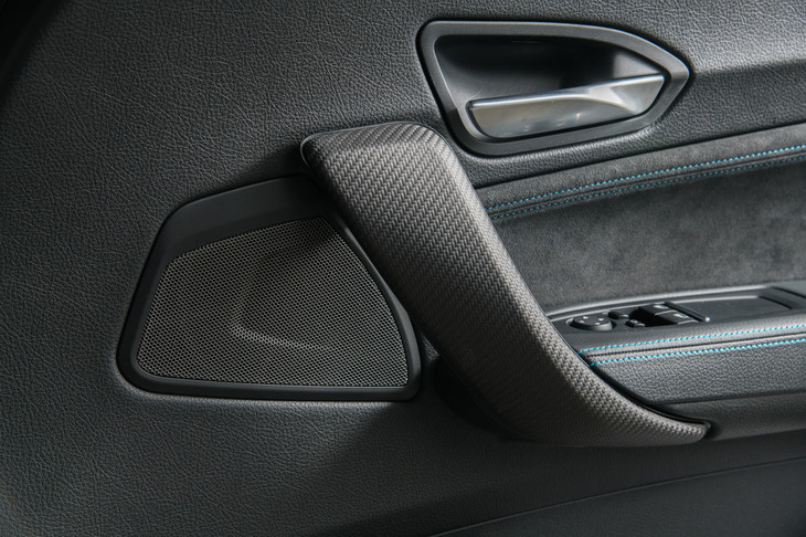 ドアハンドルにはCFRP素材を、トリムにはアルカンターラを採用している。