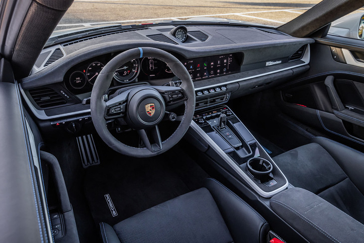 「911ダカール」のインテリア。ダッシュボードやセンターコンソールのデザインは911に準ずるが、パネル表面がブルーとシェイドグリーンのステッチをあしらったRace-Texトリムになるなど、特別仕立てになっている。