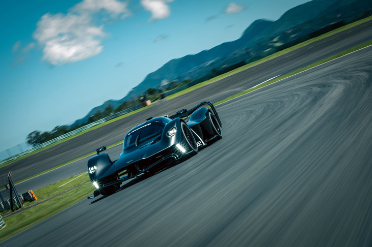 大幅に拡大されたボディーと、専用の空力デバイスの追加により、ロードカーの2倍ものダウンフォースを得たという「ヴァルキリーAMR Pro」。コーナーでの横方向加速度は、実に3Gに達するという。