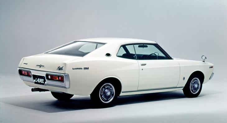 1972年「日産ローレル ハードトップ2000GX-6」。SUツインキャブ仕様の2リッター直6 SOHCエンジンを積む高性能グレード。