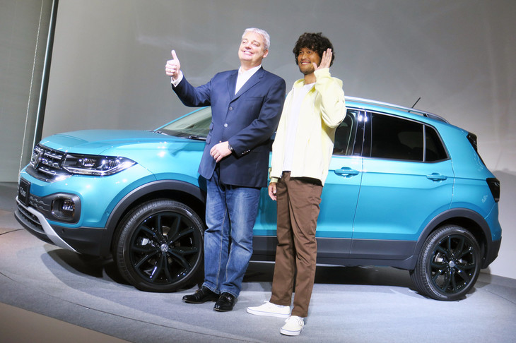 フォルクスワーゲン グループ ジャパンのティル・シェア社長（左）とモデルの三浦理志さん（右）によるフォトセッション。ちなみに三浦さんは、かつて「左ハンドルの、ランプの丸い四角いゴルフ」をマイカーにしていたそうだ。