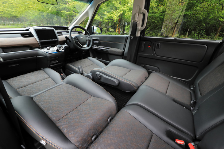 シートアレンジは多彩で、ヘッドレストを外せば1・2列目シートもフラット化が可能。足を伸ばしてゆったり休憩できる。