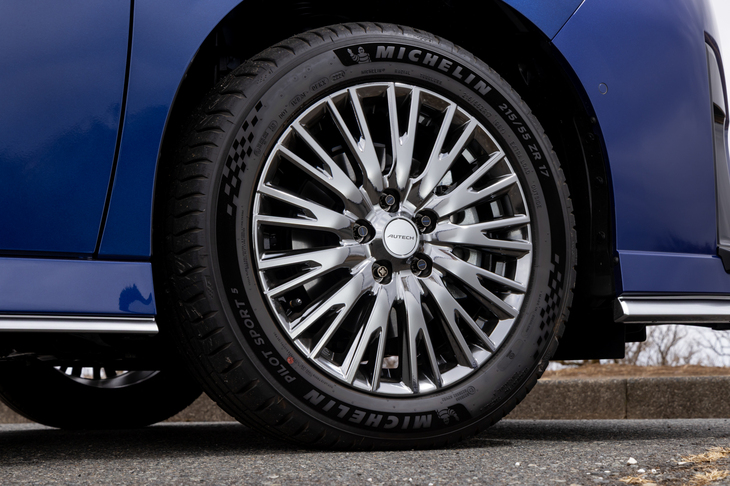 アルミホイールは水中に差し込む光の躍動ときらめきを表現したというダークメタル仕上げ。タイヤは「ミシュラン・パイロットスポーツ5」を組み合わせている。