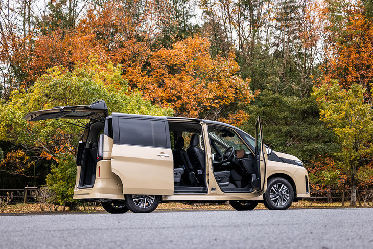 ボディーサイズは全長×全幅×全高＝4765×1715×1885mm、ホイールベースは2870mm。「e-4ORCE」車の最低地上高は、標準モデルよりも15mm高い150mmに設定されている。