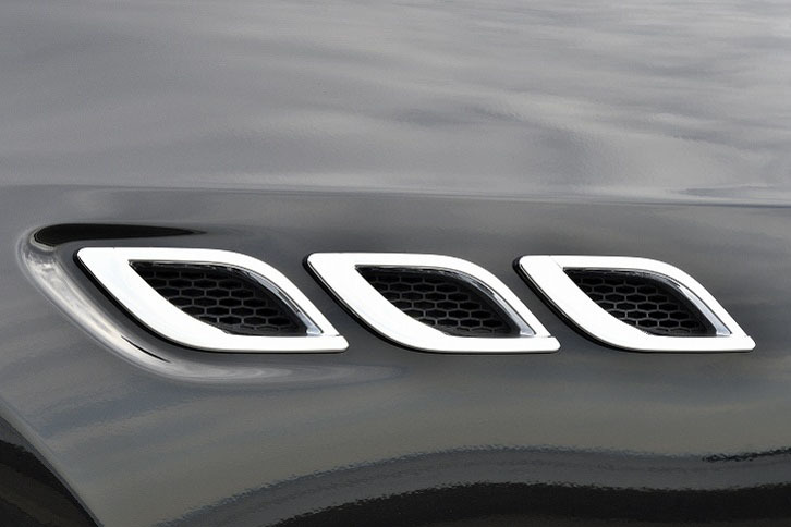 フロントホイールアーチの後方にうがたれた、トレードマークの3連エアアウトレット。