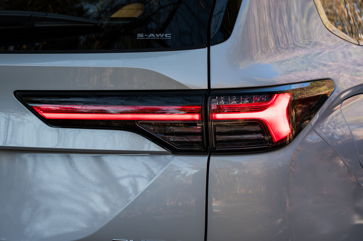 リアコンビランプはレンズがスモークタイプに変わっている。