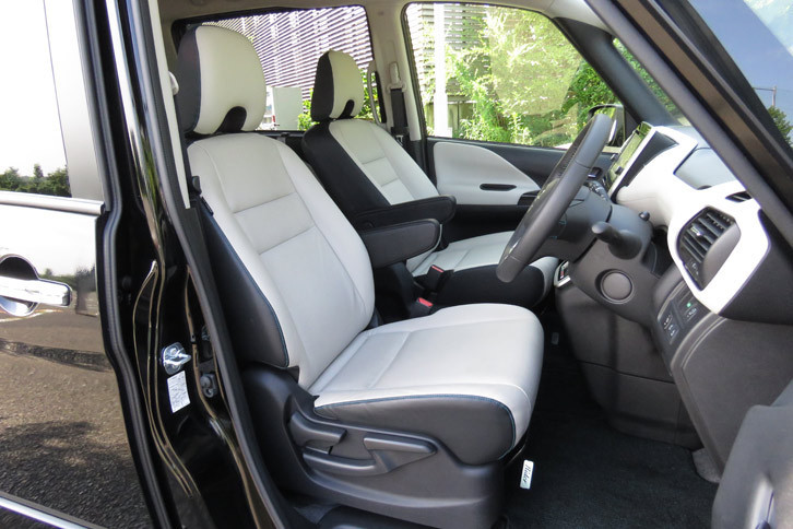 日産セレナ ライダー“AUTECH 30th Anniversary”プロパイロットエディション（シート）