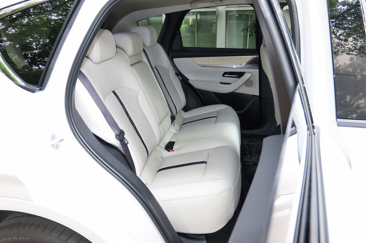 乗車スペースについては、「CX-5」と比べて前後席ともにショルダールームのゆとりが増している。一方で、後席のレッグルームはCX-5と同等といった感じで、決して窮屈ではないが、堂々とした外観から想像されるほど広いわけでもない。