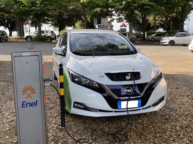 早朝、エネル社の公共DC充電ポールでチャージ中。