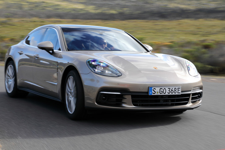 「パナメーラ4 E-ハイブリッド」の車両重量は2170kgと、純ガソリン車の「パナメーラ4」より320kg重い。