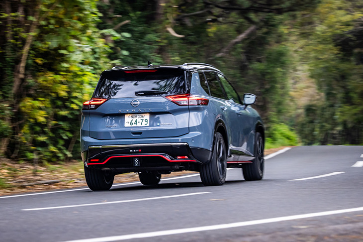 バッテリーの残量が十分なときのEV走行はもちろん、エンジンがかかっても室内の静粛性レベルは高い。「NISMO」の名を持つスポーティーモデルではあるが、乗っていて不快な突き上げや揺れを感じることはなく、フラットな接地感と素直なハンドリングが好印象であった。