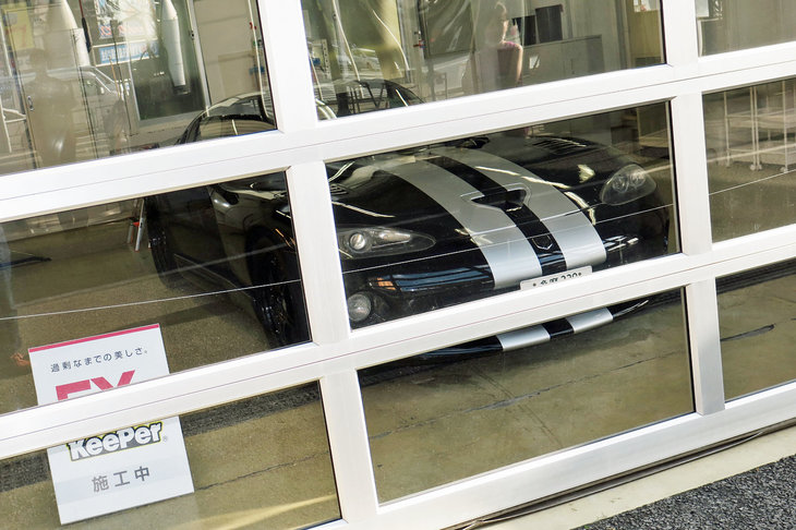 施工が終わった車両は、コーティングがなじむまで6時間ほど屋内で保管。記者は施工の翌日に「バイパー」を引き取ることとなった。