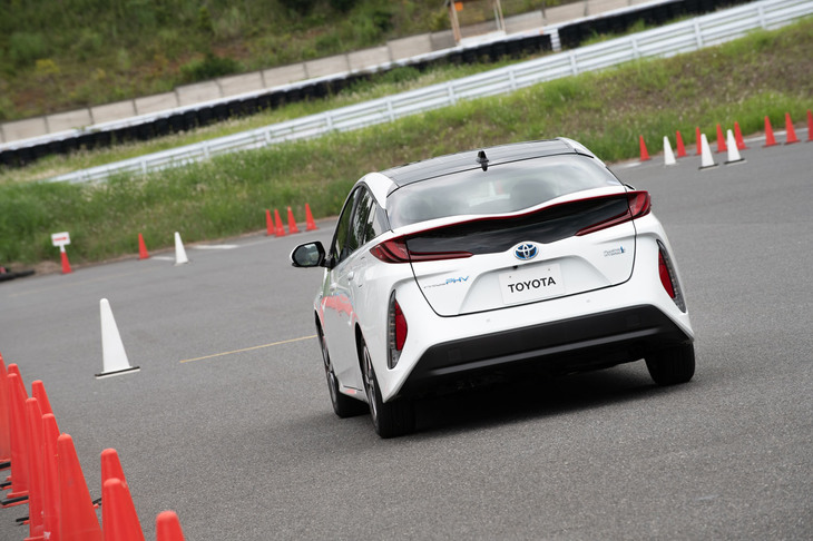 「“不要作動”が発生する可能性もゼロではない」としつつも、「急アクセル時加速抑制機能」の実用化に踏み切ったトヨタ。同システム導入の経緯からは、事故予防に積極的に取り組む同社の姿勢がうかがえた。