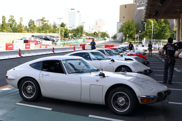 会場にずらりと並んだ「トヨタ2000GT」。定番の白のほかにも、赤やグリーン、シルバーの個体の姿も。