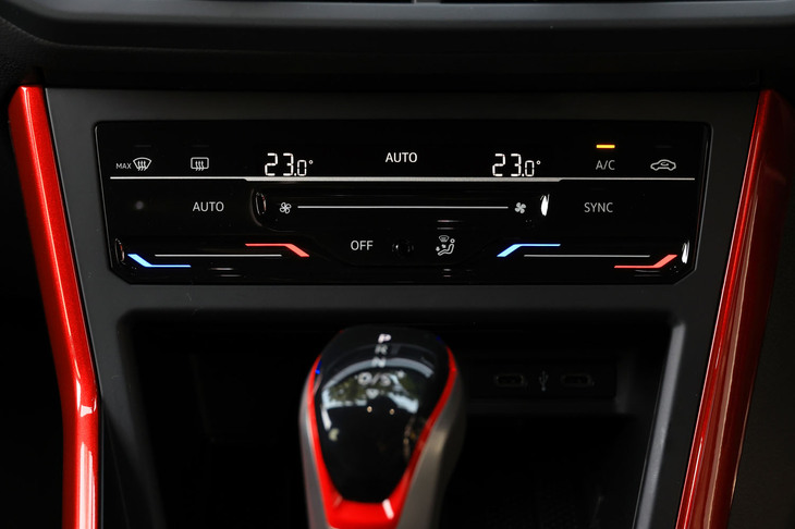 新たに採用されたタッチ式の空調コントロールパネルだが、ブラインドでの操作がしづらかったり、細かな調整がしにくかったりと、操作性はイマイチ。