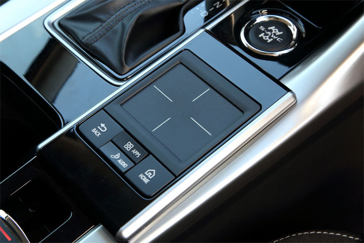 オーディオの操作は、センターコンソールに配置されたパッドタイプのコントローラーを介して行う。