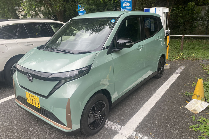「セラドングリーン」のボディーカラーをまとった「日産サクラX」。ひょっとしたらオシャレな色なのかもしれないが、個人的にはくすんだ薄緑以上の印象はなかった。