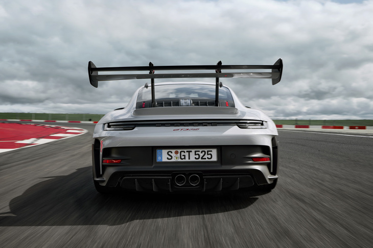 「911 GT3 RS」のリアビュー。リアウイングの上端が、ルーフよりも高く設定されている。