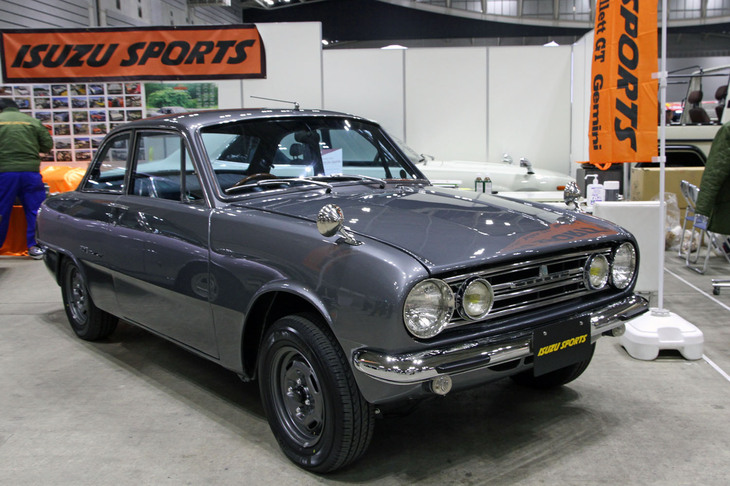 いすゞスポーツが展示した「いすゞ・ベレット1600GT」。見たところ超ショートストロークOHVのG160型エンジン搭載で、ホイール／タイヤが14インチから13インチになった1966年モデル。