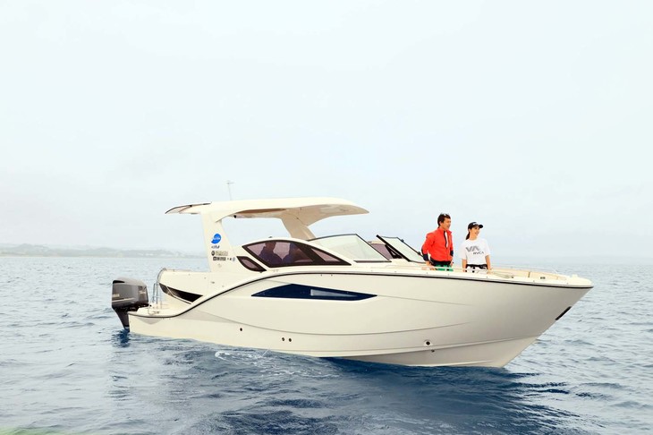 ヤマハ発動機が展開するレンタルボートサービス「シースタイル」を利用し沖縄の海へ。「ヤマハSR330」はスポーティーなフォルムのオープンボート。