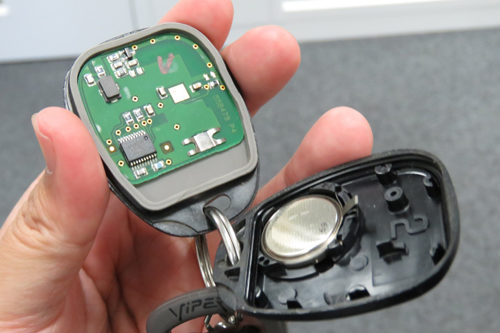 リモコン部分の中身は写真の通り。これなら、自分で電池の交換もできそう。