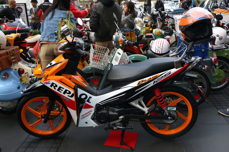 派手なレプソルカラーは、インドネシア製「カブ」である「ブレード125」。日本のカブにもレプソル仕様がほしくなるほどのカッコよさ。タイ製同様に125ccエンジンを搭載。こちらも専門業者の手で並行輸入されている。