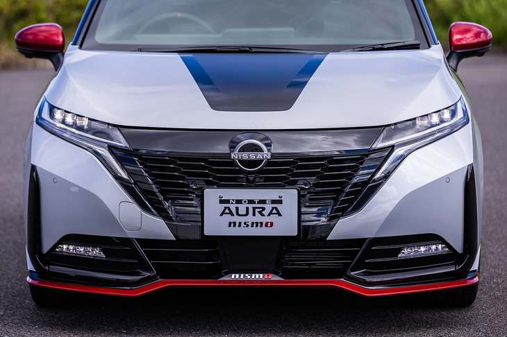レッドのアクセントカラーを用いたフォグランプ内蔵のフロントスポイラーは、「ノート オーラNISMO」の専用アイテム。マットブラックとグロスブラックの2トーンフードデカールはオプション（5万5000円）となる。