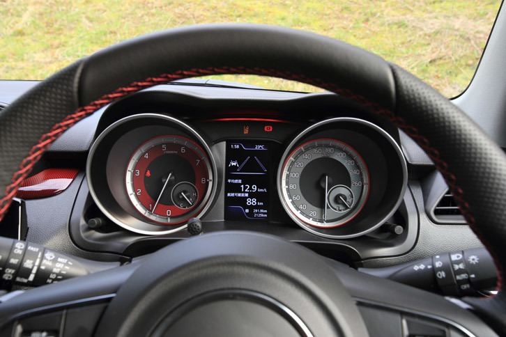 メーターはブースト計などの機能を備えたインフォメーションディスプレイを、速度計とエンジン回転計ではさんだ2眼式。速度計の文字盤はダークシルバー、エンジン回転計の文字盤は赤でデザインされている。