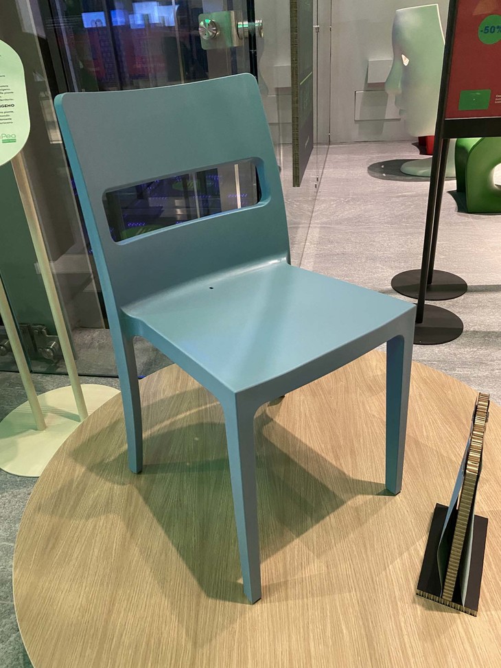 スカブデザインによる100％リサイクル素材でつくられたチェア。セール価格で45ユーロ（約5800円）だった。