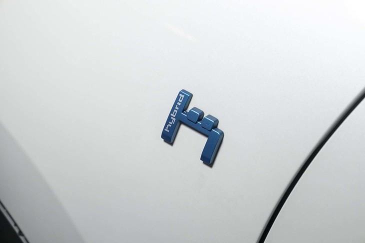 フロントフェンダーの後ろに貼られた「h」バッジ。上に「hybrid」の白文字が描かれている。