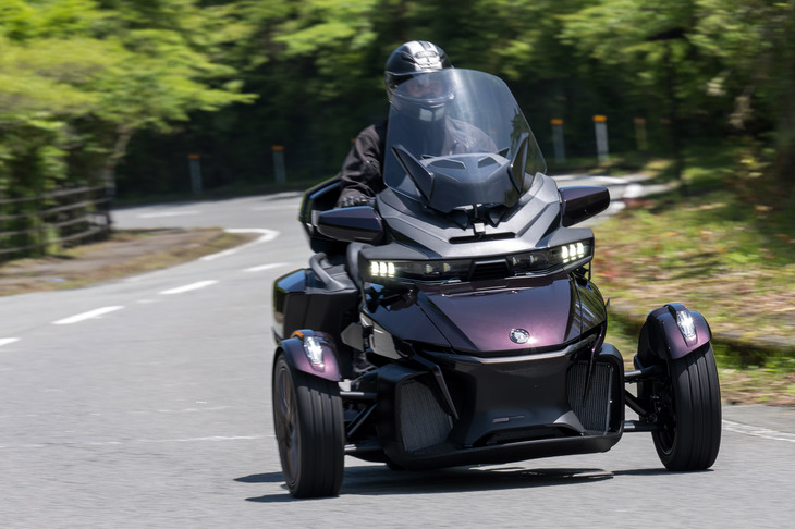 箱根の山坂道を走る「スパイダーRTシートゥースカイ」。コーナリング時には体を外に振られるので、カッコよく乗るには体幹をきたえる必要がある。